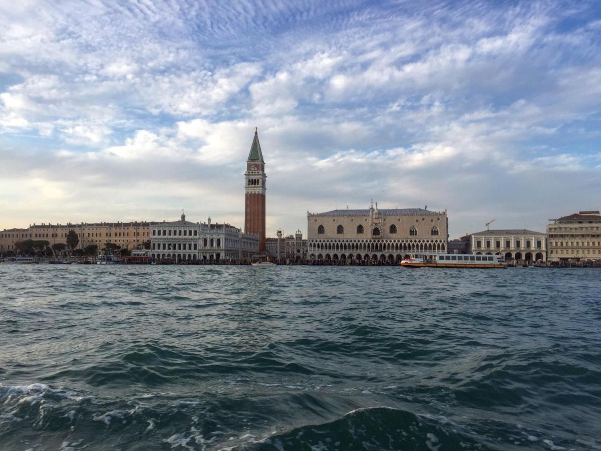 Red Tower Venice Apartment - 2 Mins From Vce Airport- Free Wifi Tessera Εξωτερικό φωτογραφία